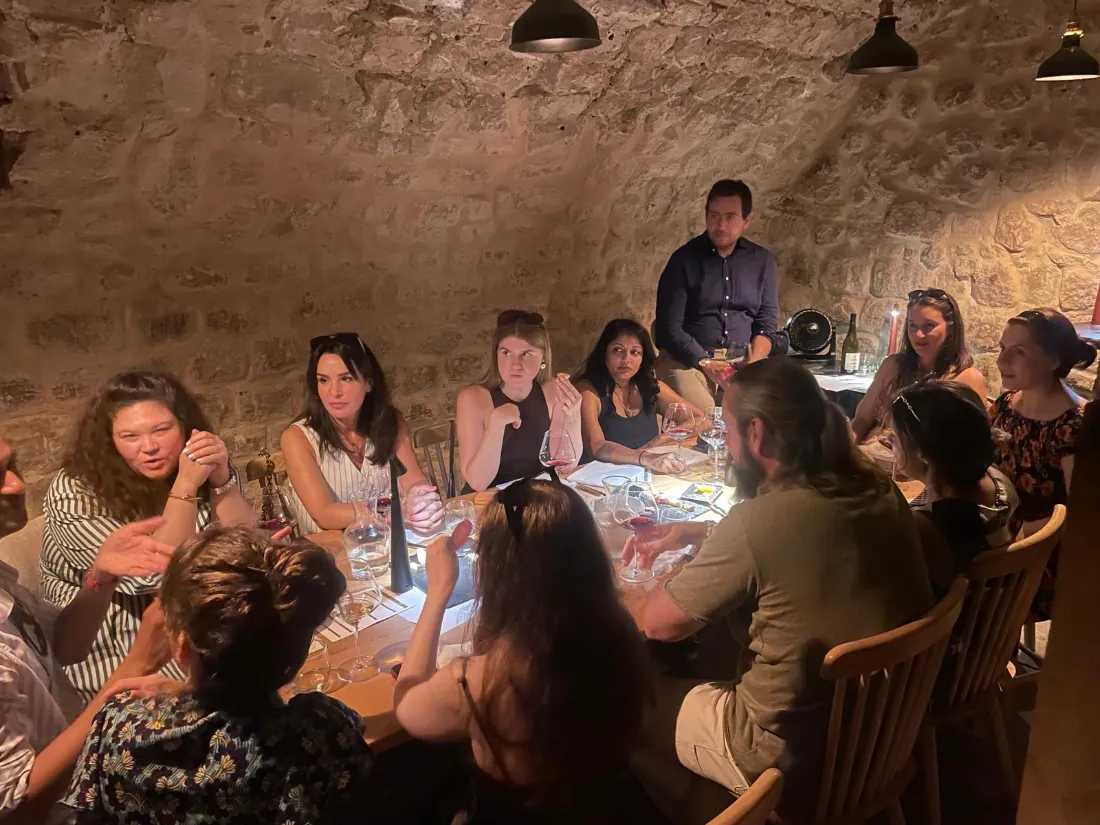 Un groupe dîne dans la cave voûtée de Gilgamesh