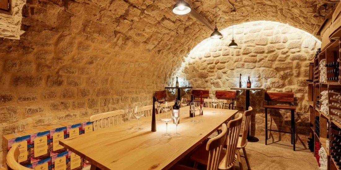 Table dressée dans la cave