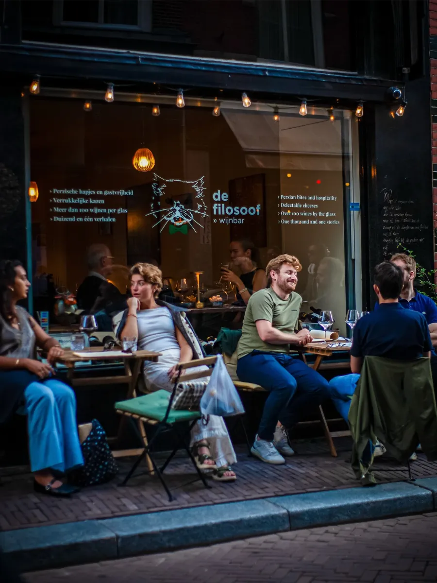 La terrasse de De Filosoof, rue Molenstraat à La Haye