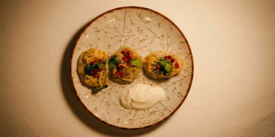 Mantū, raviolis d'Afghanistan, avec yaourt et grenade