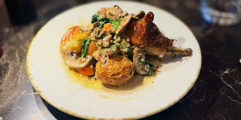 Volaille rôtie, champignons et pommes de terre