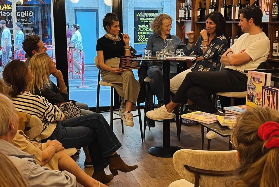 Une rencontre littéraire chez Gilgamesh, le public entre les étagères de vin