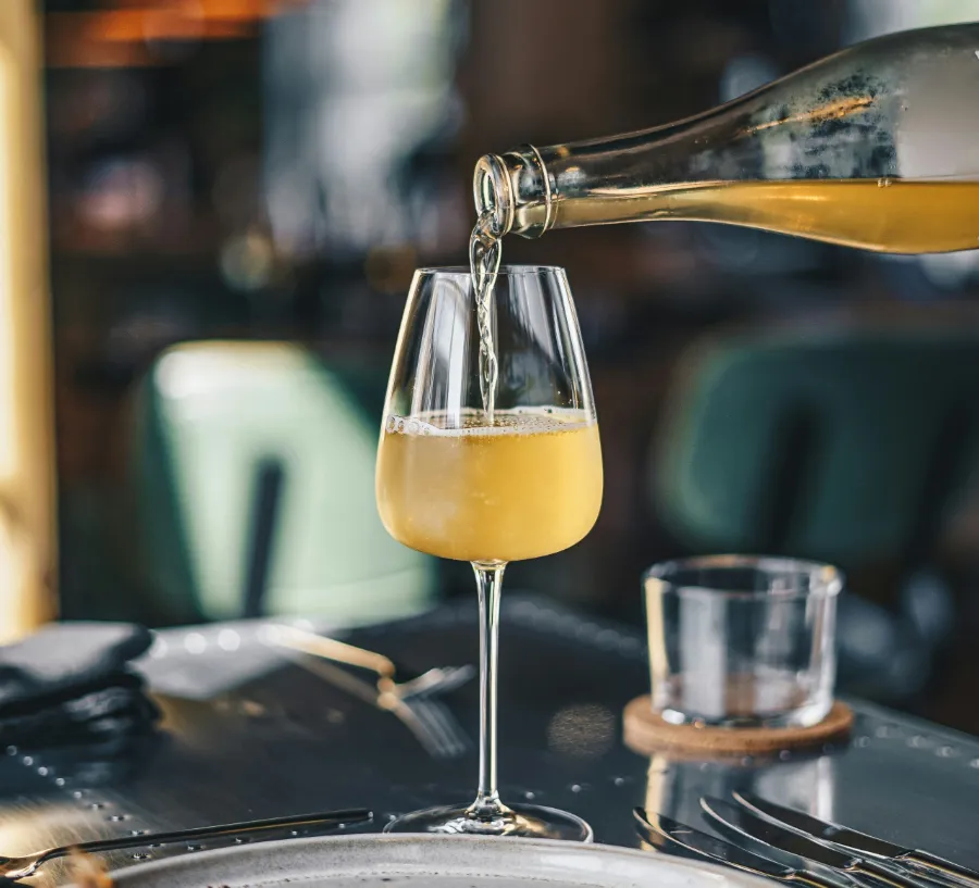 Un verre de vin blanc servi à table